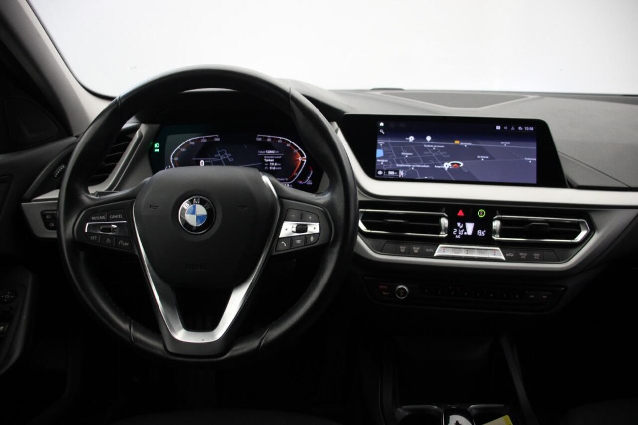 BMW 1-SERIE 118d Business Edition Automaat - Digitaal Cockpit, Carplay, Navi, Cruise, Trekhaak afn.