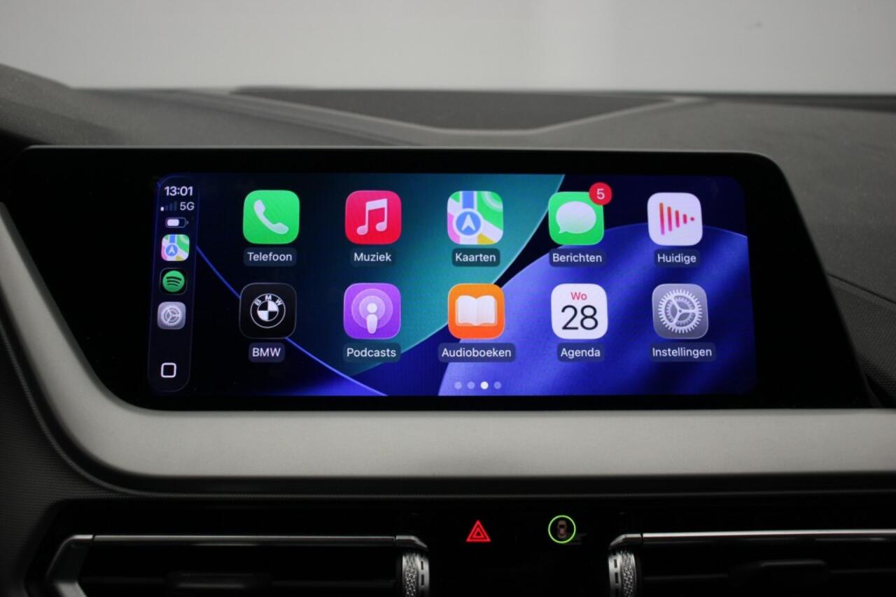 BMW 1-SERIE 118d Business Edition Automaat - Digitaal Cockpit, Carplay, Navi, Cruise, Trekhaak afn.