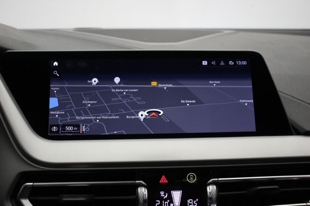 BMW 1-SERIE 118d Business Edition Automaat - Digitaal Cockpit, Carplay, Navi, Cruise, Trekhaak afn.