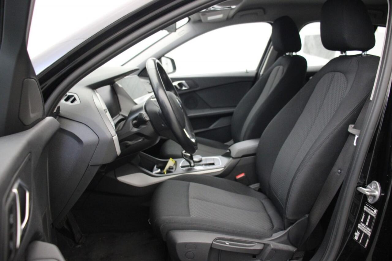 BMW 1-SERIE 118d Business Edition Automaat - Digitaal Cockpit, Carplay, Navi, Cruise, Trekhaak afn.