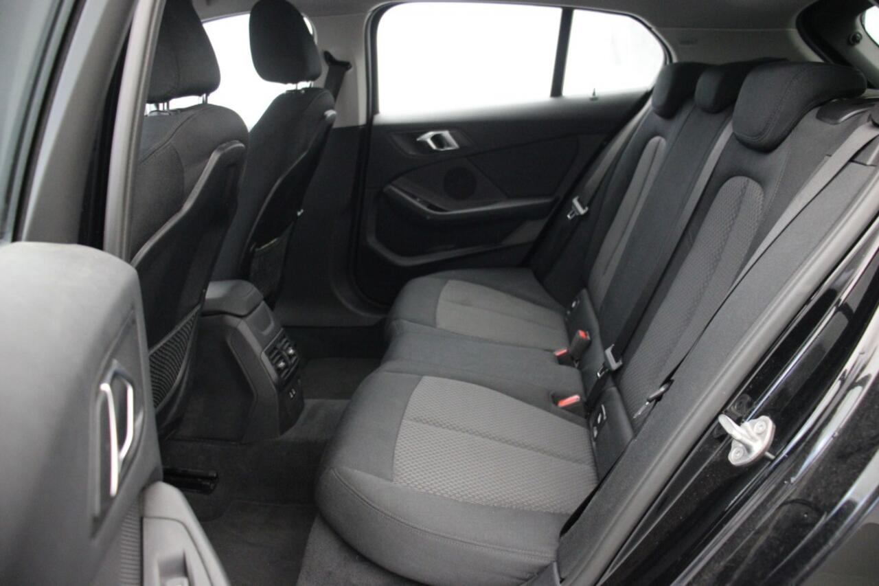 BMW 1-SERIE 118d Business Edition Automaat - Digitaal Cockpit, Carplay, Navi, Cruise, Trekhaak afn.