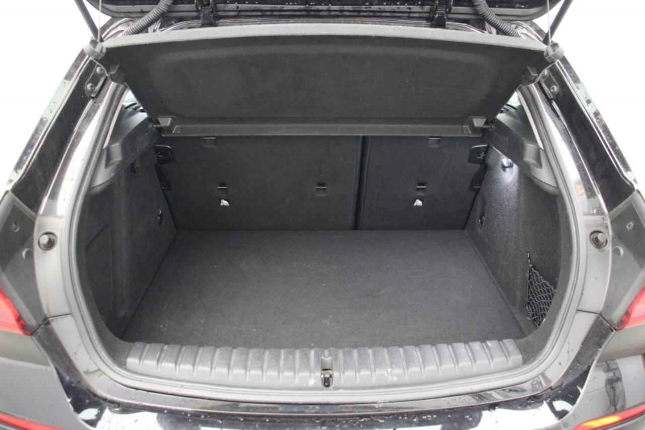 BMW 1-SERIE 118d Business Edition Automaat - Digitaal Cockpit, Carplay, Navi, Cruise, Trekhaak afn.