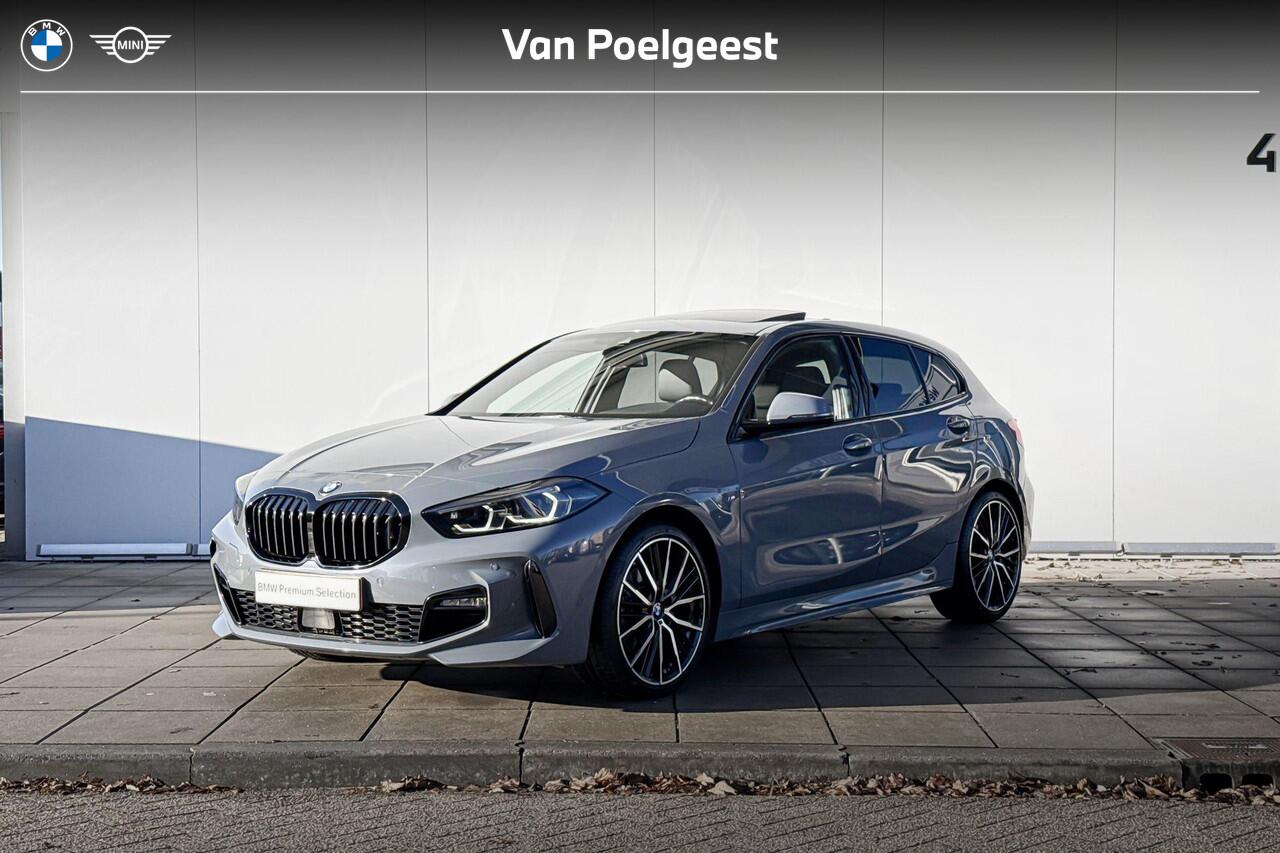 BMW 1-SERIE 120i High Executive M-Sport 19 Inch / Comfort Acces / Shadow Line koplampen / Getinte Ramen Achter / Binnen & Buitenspiegel Automatisch Dimmend / Adaptieve Led Koplampen / Driving Assistant / Hifi / Glazen Schuifdak