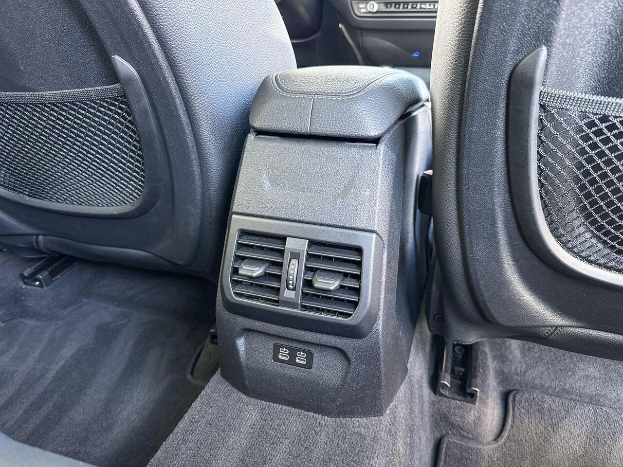 BMW 1-SERIE 120i High Executive M-Sport 19 Inch / Comfort Acces / Shadow Line koplampen / Getinte Ramen Achter / Binnen & Buitenspiegel Automatisch Dimmend / Adaptieve Led Koplampen / Driving Assistant / Hifi / Glazen Schuifdak