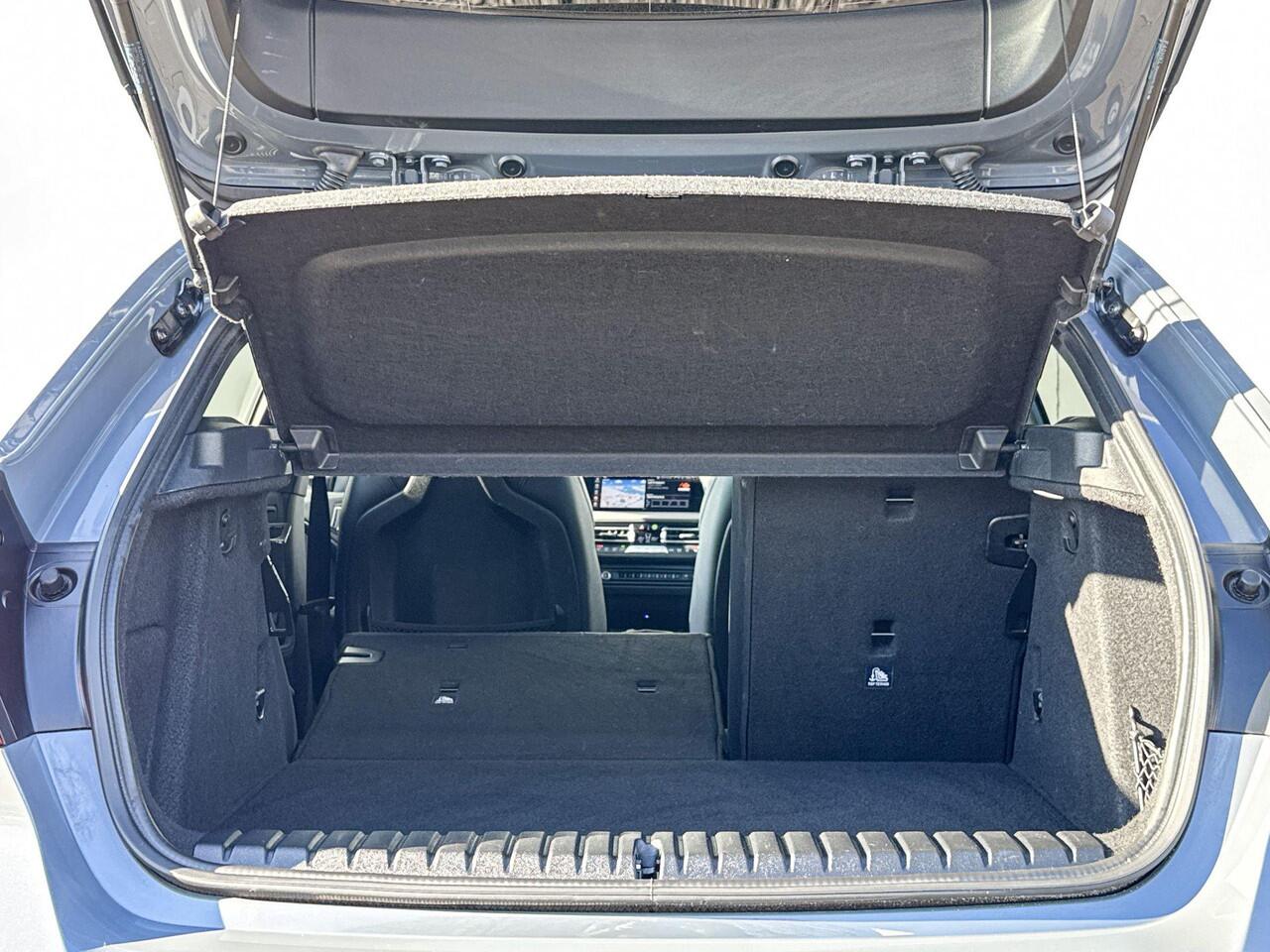 BMW 1-SERIE 120i High Executive M-Sport 19 Inch / Comfort Acces / Shadow Line koplampen / Getinte Ramen Achter / Binnen & Buitenspiegel Automatisch Dimmend / Adaptieve Led Koplampen / Driving Assistant / Hifi / Glazen Schuifdak