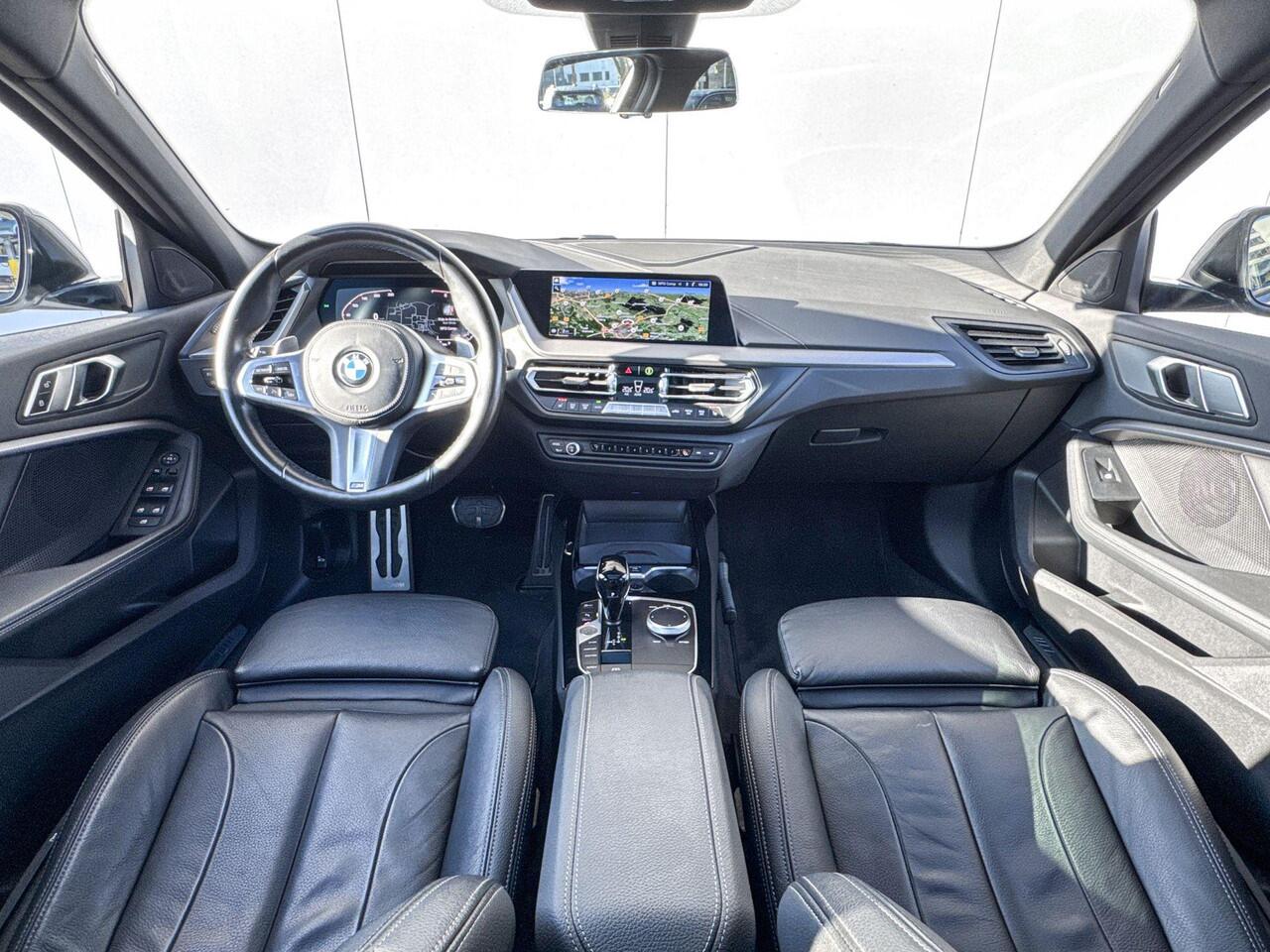 BMW 1-SERIE 120i High Executive M-Sport 19 Inch / Comfort Acces / Shadow Line koplampen / Getinte Ramen Achter / Binnen & Buitenspiegel Automatisch Dimmend / Adaptieve Led Koplampen / Driving Assistant / Hifi / Glazen Schuifdak