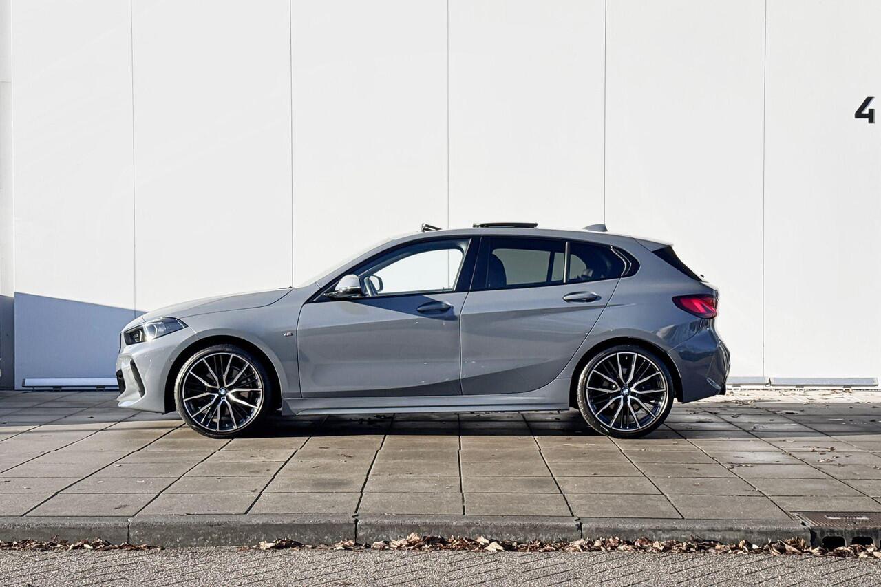 BMW 1-SERIE 120i High Executive M-Sport 19 Inch / Comfort Acces / Shadow Line koplampen / Getinte Ramen Achter / Binnen & Buitenspiegel Automatisch Dimmend / Adaptieve Led Koplampen / Driving Assistant / Hifi / Glazen Schuifdak