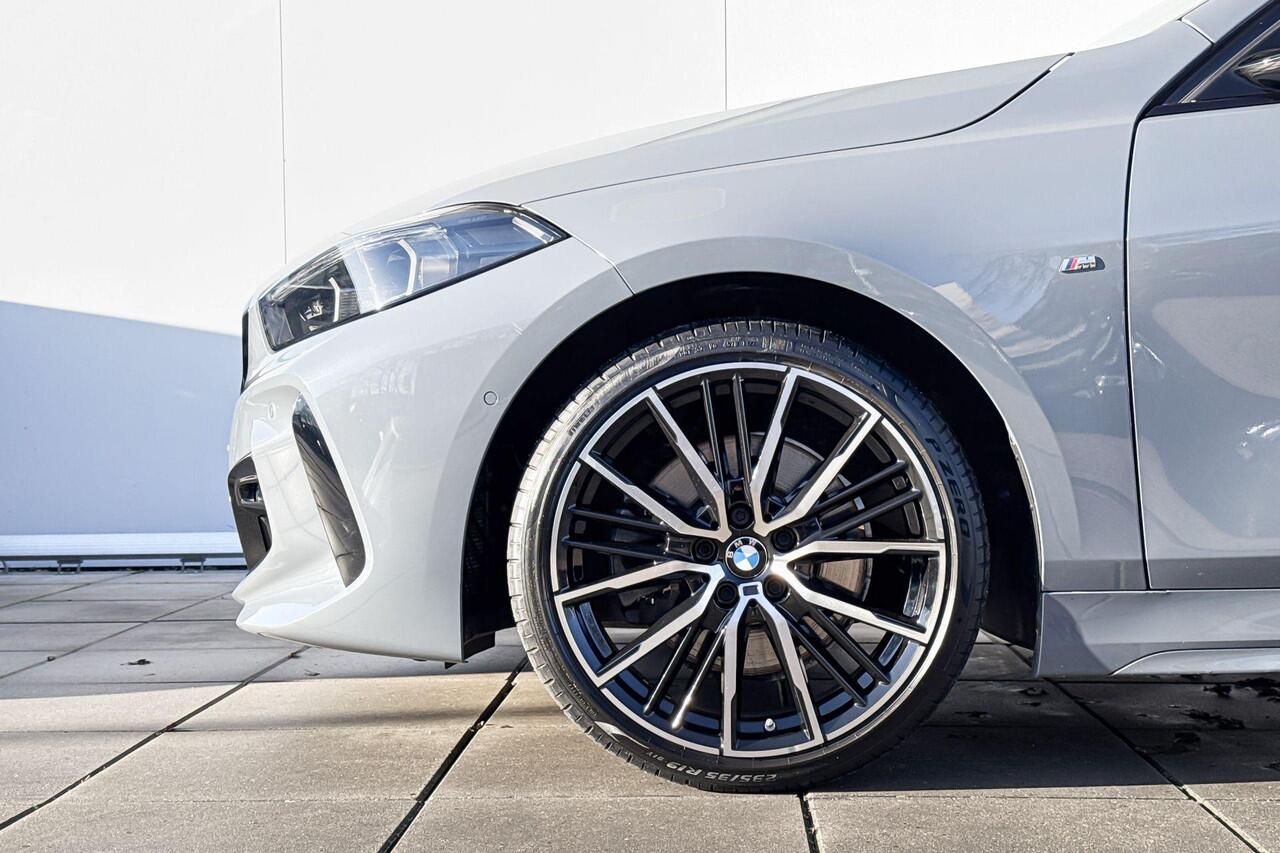 BMW 1-SERIE 120i High Executive M-Sport 19 Inch / Comfort Acces / Shadow Line koplampen / Getinte Ramen Achter / Binnen & Buitenspiegel Automatisch Dimmend / Adaptieve Led Koplampen / Driving Assistant / Hifi / Glazen Schuifdak