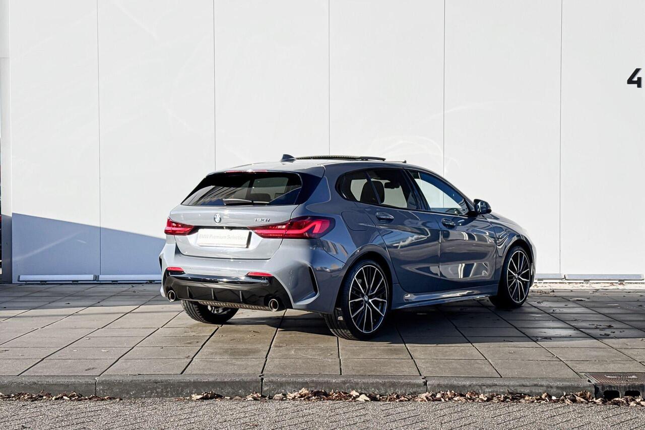 BMW 1-SERIE 120i High Executive M-Sport 19 Inch / Comfort Acces / Shadow Line koplampen / Getinte Ramen Achter / Binnen & Buitenspiegel Automatisch Dimmend / Adaptieve Led Koplampen / Driving Assistant / Hifi / Glazen Schuifdak