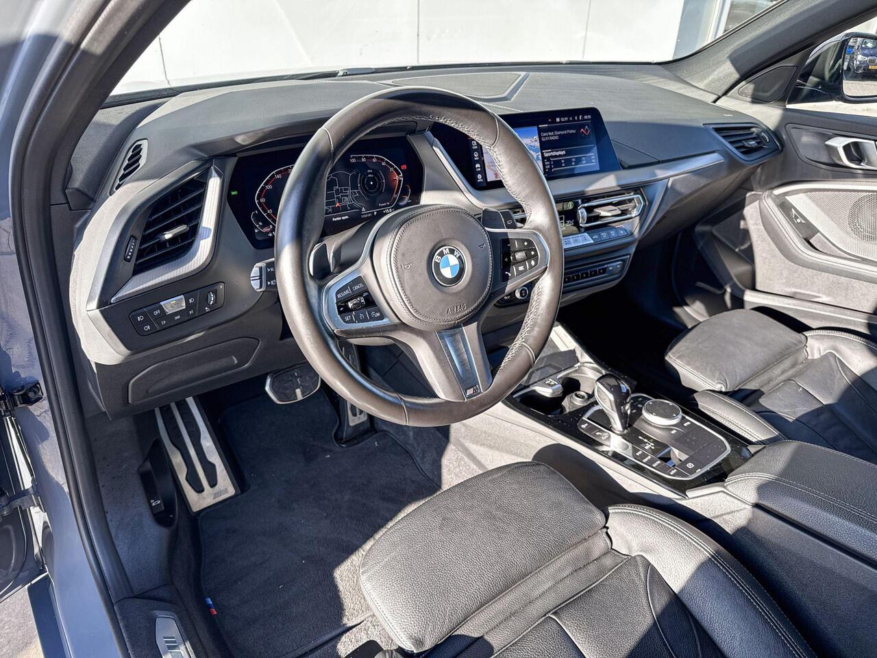 BMW 1-SERIE 120i High Executive M-Sport 19 Inch / Comfort Acces / Shadow Line koplampen / Getinte Ramen Achter / Binnen & Buitenspiegel Automatisch Dimmend / Adaptieve Led Koplampen / Driving Assistant / Hifi / Glazen Schuifdak