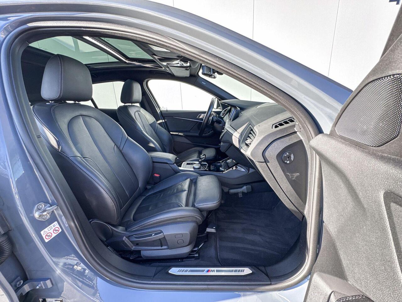 BMW 1-SERIE 120i High Executive M-Sport 19 Inch / Comfort Acces / Shadow Line koplampen / Getinte Ramen Achter / Binnen & Buitenspiegel Automatisch Dimmend / Adaptieve Led Koplampen / Driving Assistant / Hifi / Glazen Schuifdak