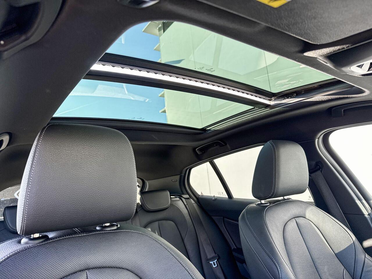 BMW 1-SERIE 120i High Executive M-Sport 19 Inch / Comfort Acces / Shadow Line koplampen / Getinte Ramen Achter / Binnen & Buitenspiegel Automatisch Dimmend / Adaptieve Led Koplampen / Driving Assistant / Hifi / Glazen Schuifdak