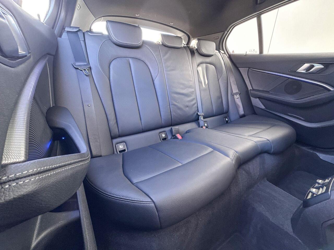 BMW 1-SERIE 120i High Executive M-Sport 19 Inch / Comfort Acces / Shadow Line koplampen / Getinte Ramen Achter / Binnen & Buitenspiegel Automatisch Dimmend / Adaptieve Led Koplampen / Driving Assistant / Hifi / Glazen Schuifdak