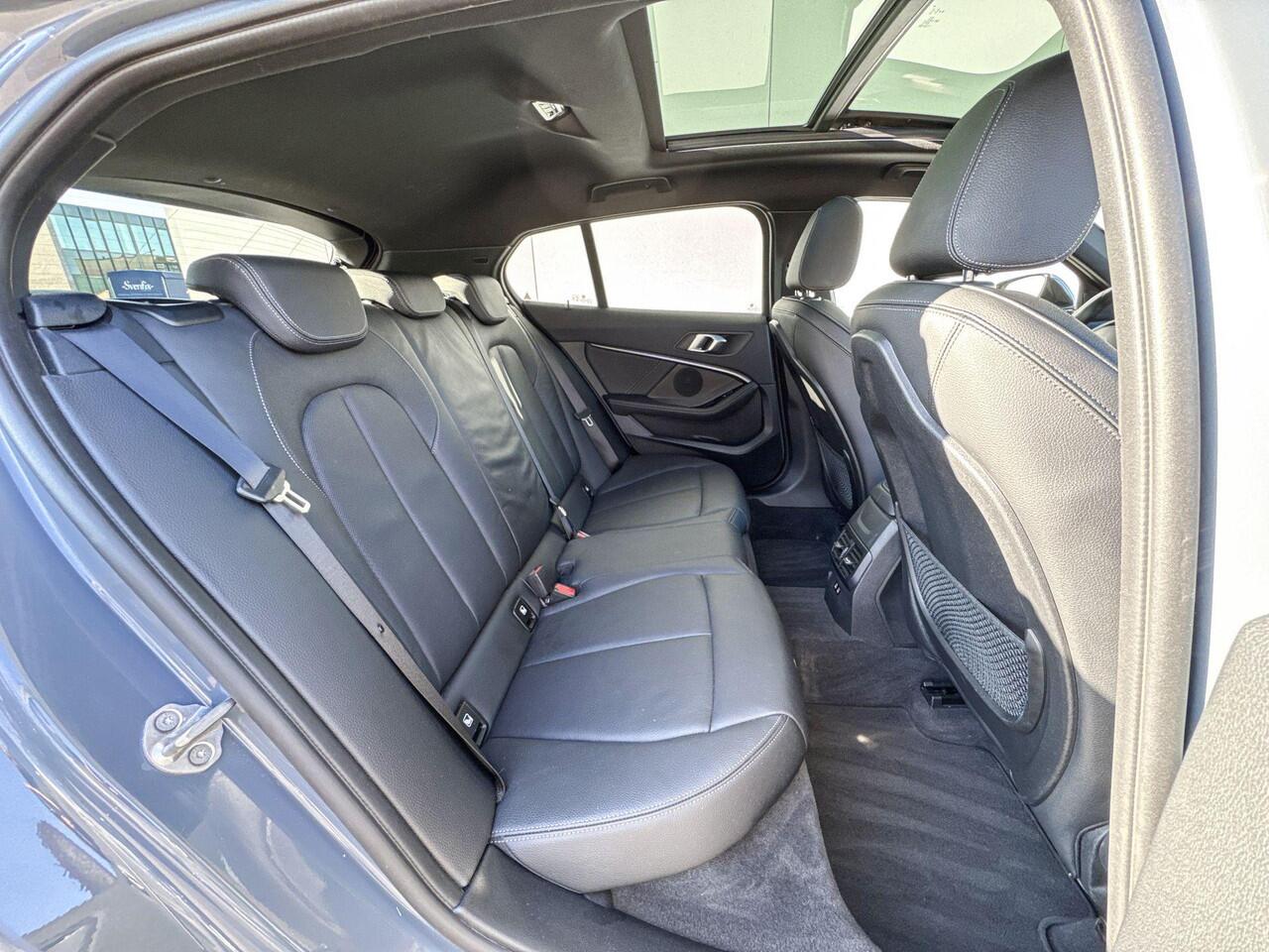 BMW 1-SERIE 120i High Executive M-Sport 19 Inch / Comfort Acces / Shadow Line koplampen / Getinte Ramen Achter / Binnen & Buitenspiegel Automatisch Dimmend / Adaptieve Led Koplampen / Driving Assistant / Hifi / Glazen Schuifdak