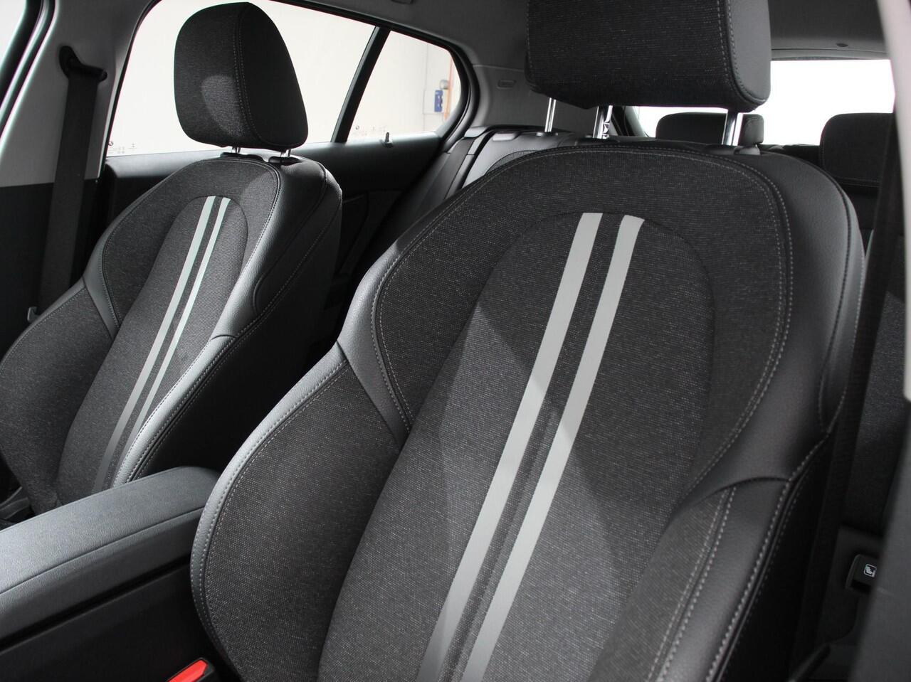 BMW 1-SERIE 118i Automaat High Executive | Navigatie | Apple Carplay/Android Auto | Parkeersensoren | Virtual Cockpit | Stoelverwarming | Cruise Control | Ledverlichting | Sfeerverlichting | Getinte ramen | Climate Control