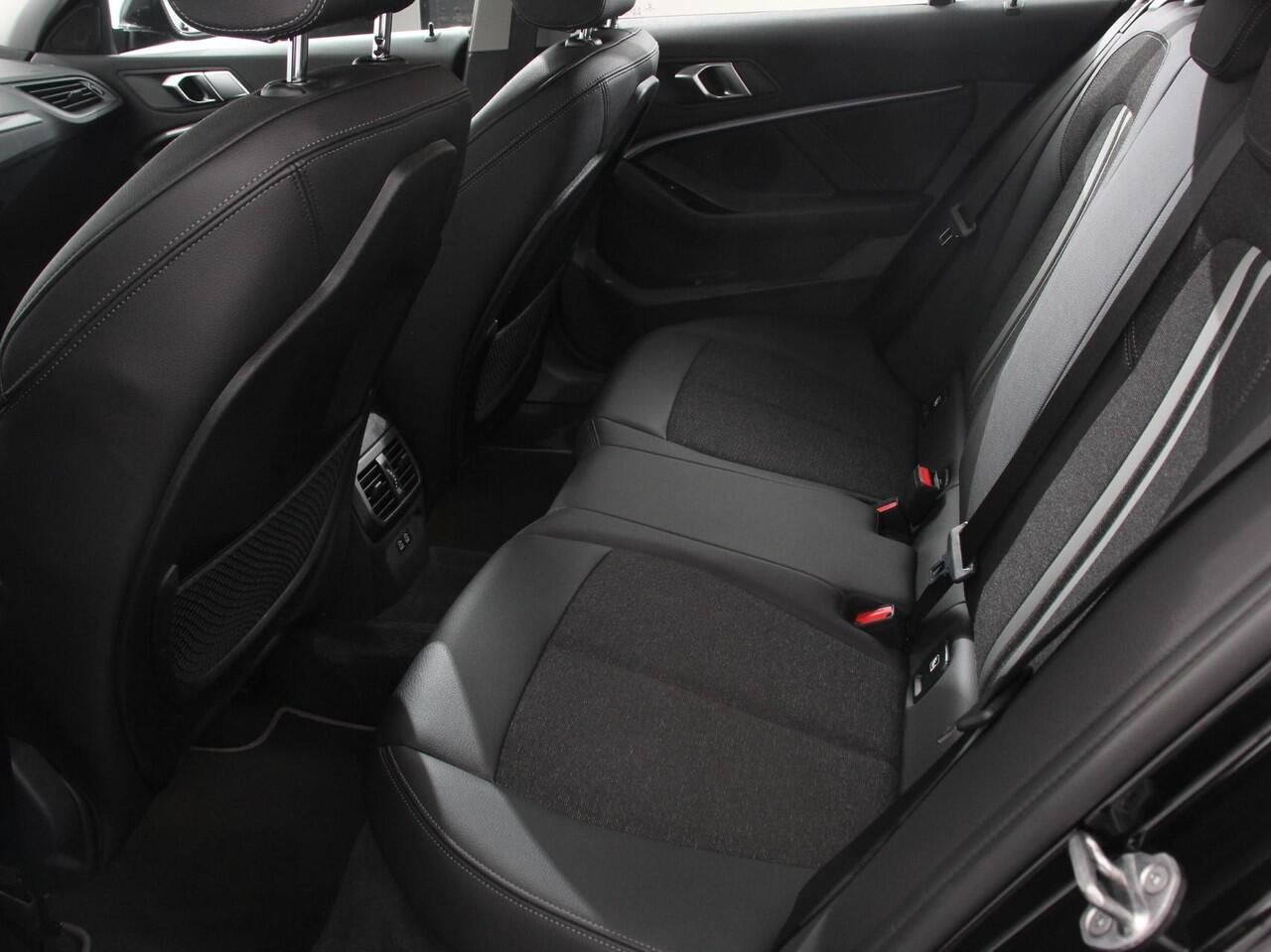 BMW 1-SERIE 118i Automaat High Executive | Navigatie | Apple Carplay/Android Auto | Parkeersensoren | Virtual Cockpit | Stoelverwarming | Cruise Control | Ledverlichting | Sfeerverlichting | Getinte ramen | Climate Control