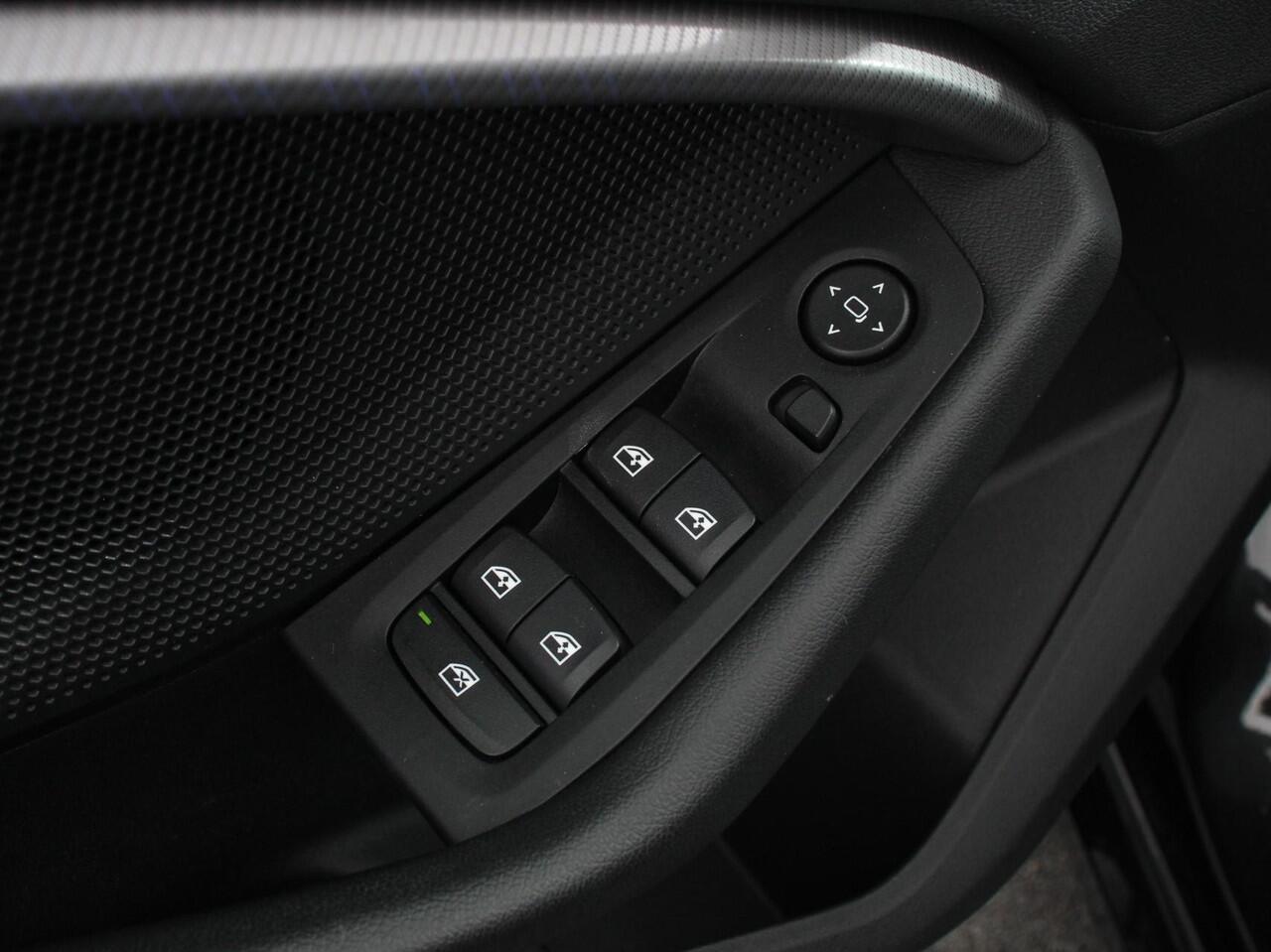 BMW 1-SERIE 118i Automaat High Executive | Navigatie | Apple Carplay/Android Auto | Parkeersensoren | Virtual Cockpit | Stoelverwarming | Cruise Control | Ledverlichting | Sfeerverlichting | Getinte ramen | Climate Control