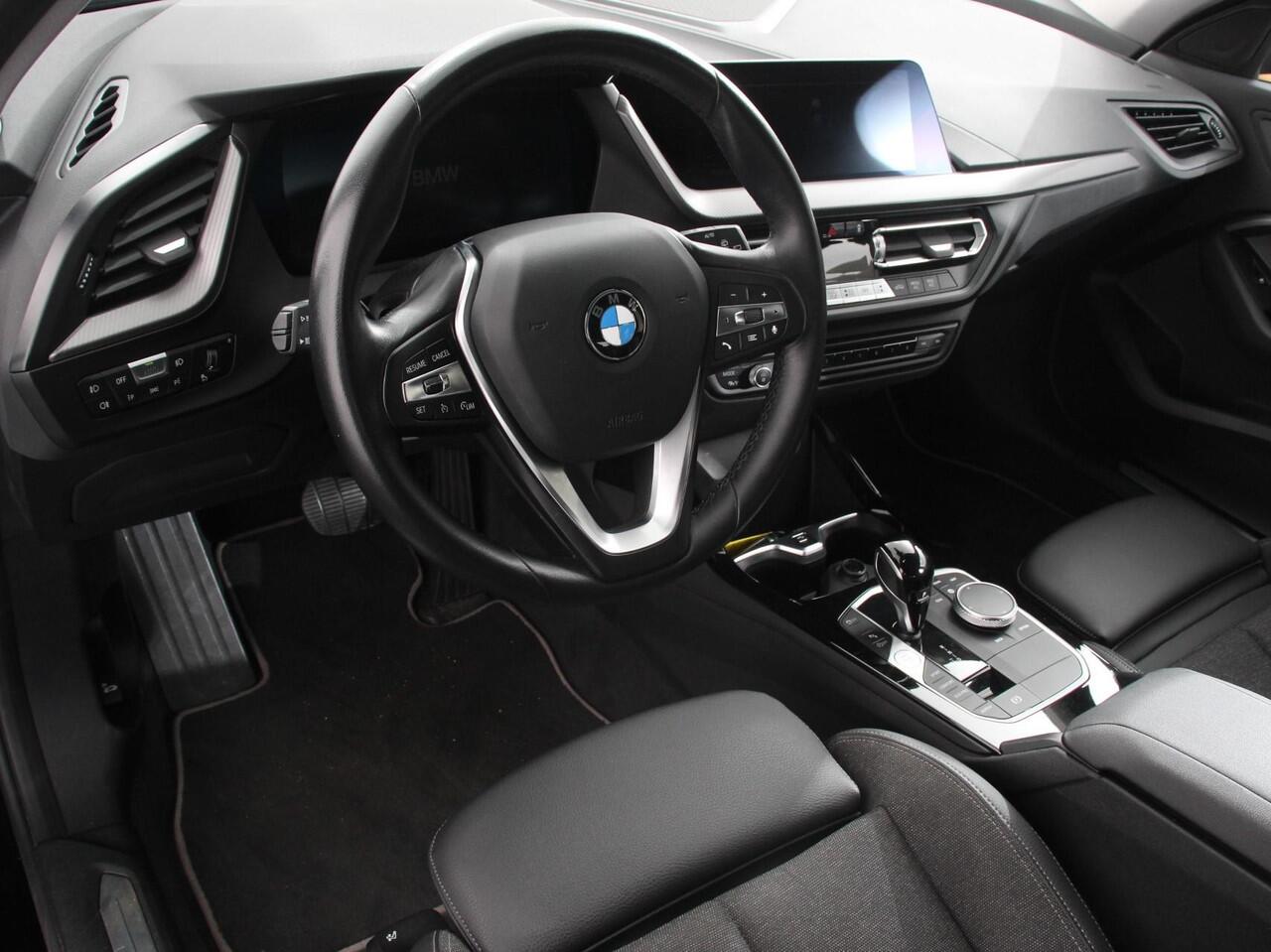 BMW 1-SERIE 118i Automaat High Executive | Navigatie | Apple Carplay/Android Auto | Parkeersensoren | Virtual Cockpit | Stoelverwarming | Cruise Control | Ledverlichting | Sfeerverlichting | Getinte ramen | Climate Control