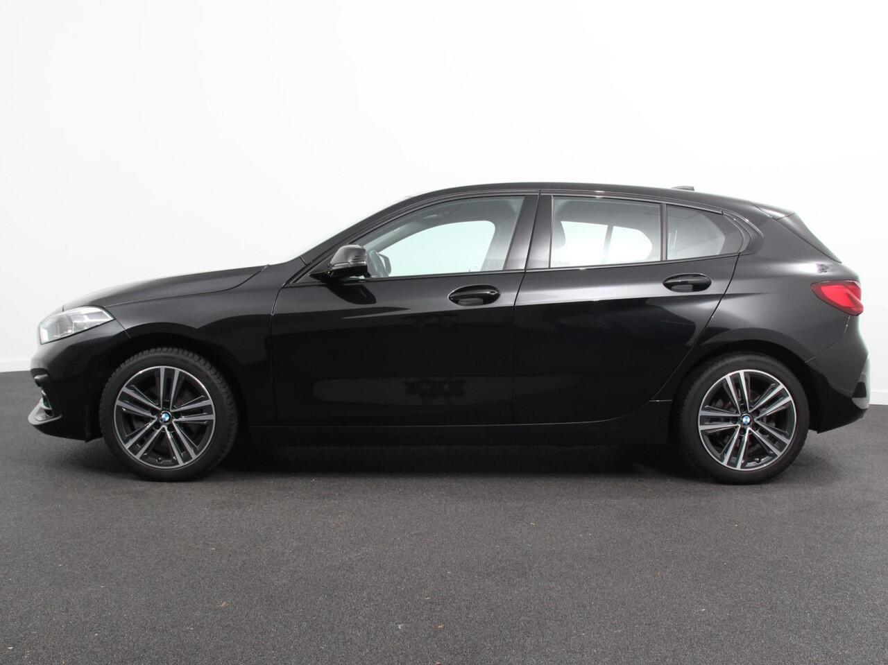 BMW 1-SERIE 118i Automaat High Executive | Navigatie | Apple Carplay/Android Auto | Parkeersensoren | Virtual Cockpit | Stoelverwarming | Cruise Control | Ledverlichting | Sfeerverlichting | Getinte ramen | Climate Control