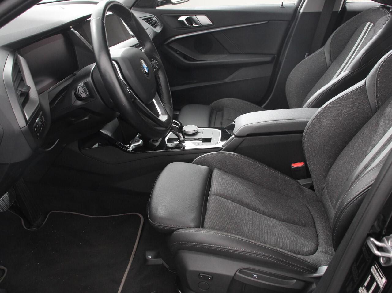 BMW 1-SERIE 118i Automaat High Executive | Navigatie | Apple Carplay/Android Auto | Parkeersensoren | Virtual Cockpit | Stoelverwarming | Cruise Control | Ledverlichting | Sfeerverlichting | Getinte ramen | Climate Control