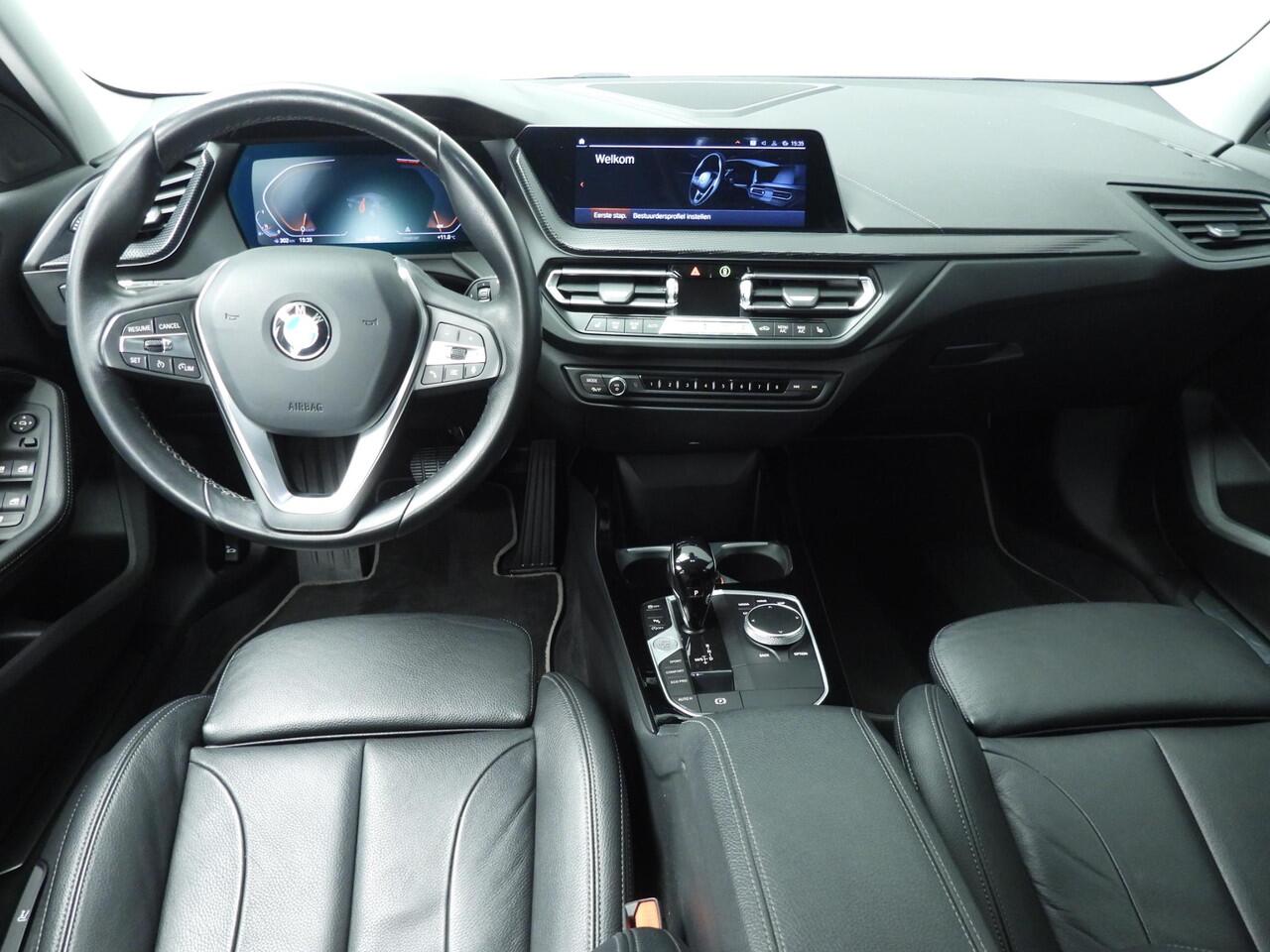 BMW 1-SERIE 5-Deurs 118i | LED | Leder | Navigatie | Sportstoelen | Stoelverwarming | DAB | Alu 17 inch