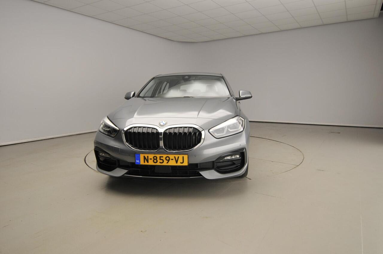BMW 1-SERIE 5-Deurs 118i | LED | Leder | Navigatie | Sportstoelen | Stoelverwarming | DAB | Alu 17 inch
