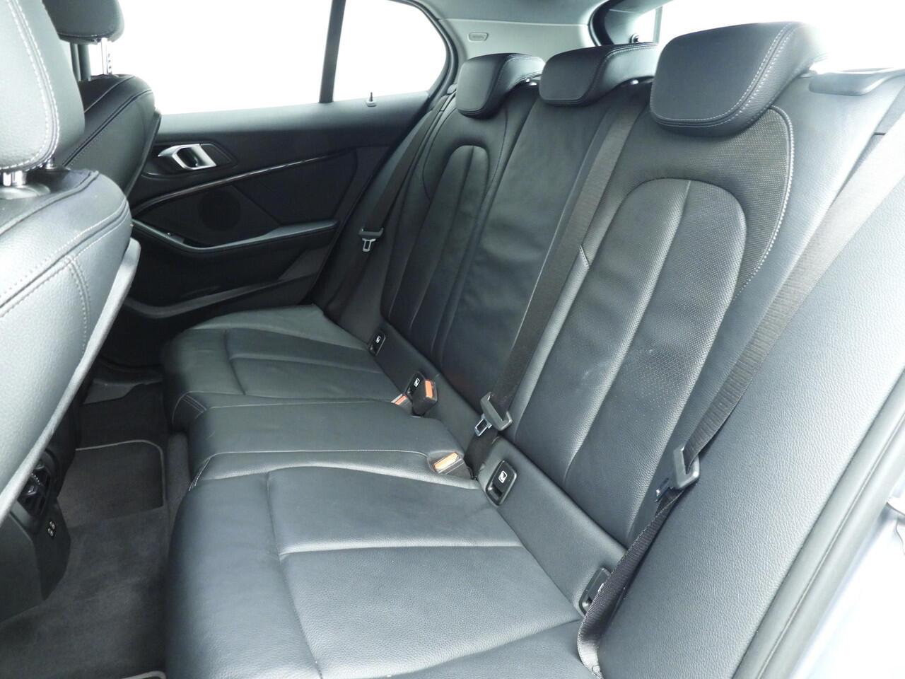 BMW 1-SERIE 5-Deurs 118i | LED | Leder | Navigatie | Sportstoelen | Stoelverwarming | DAB | Alu 17 inch