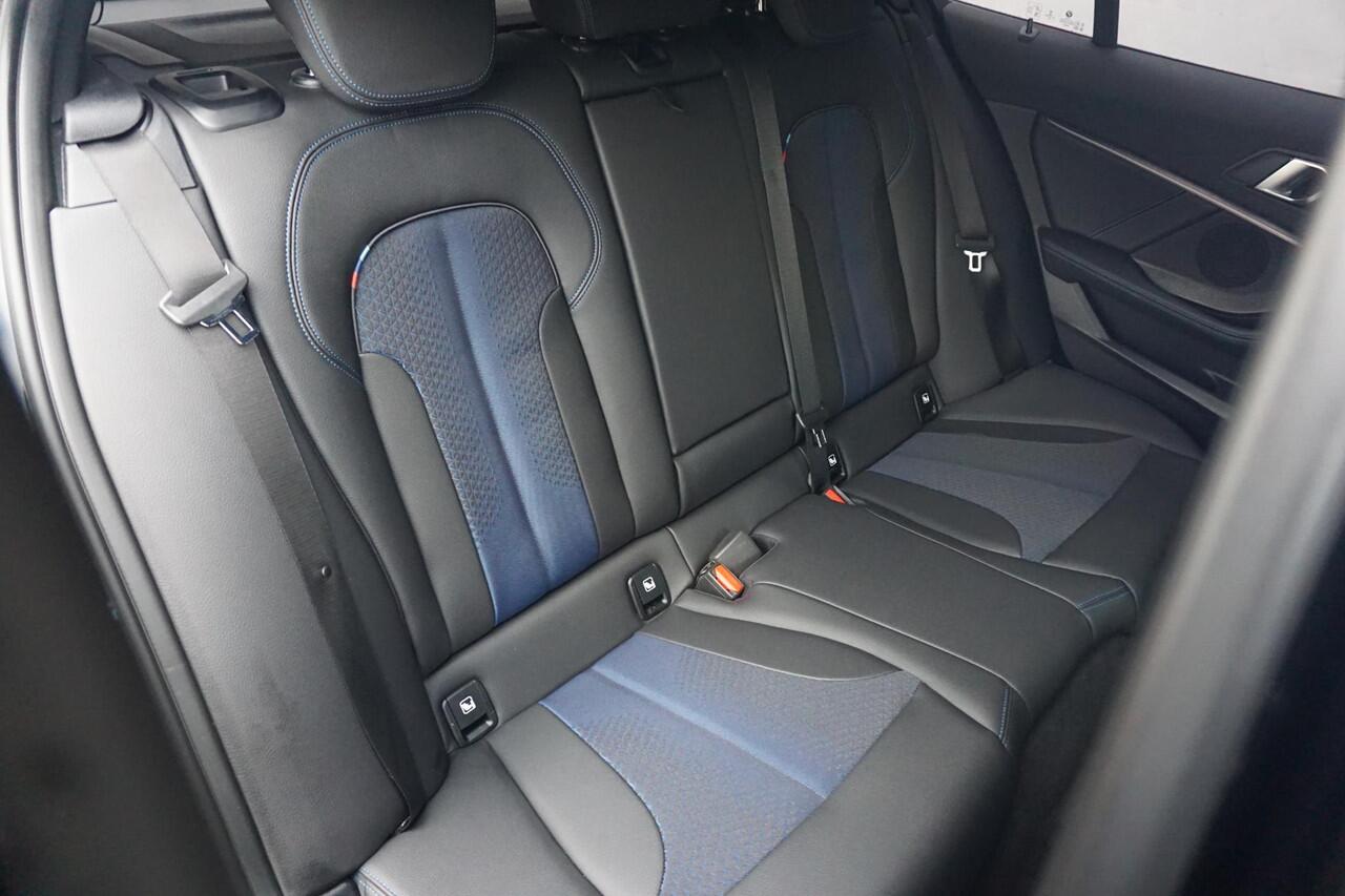 BMW 1-SERIE 118i Executive M Sportpakket 18'' / Stuurwielrand verwarmd / HiFi System / Parking Pack