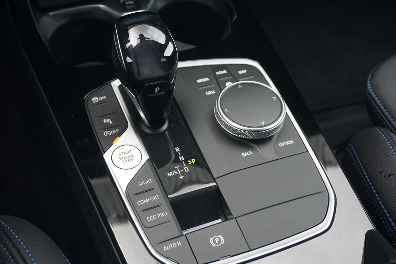 BMW 1-SERIE 118i Executive M Sportpakket 18'' / Stuurwielrand verwarmd / HiFi System / Parking Pack