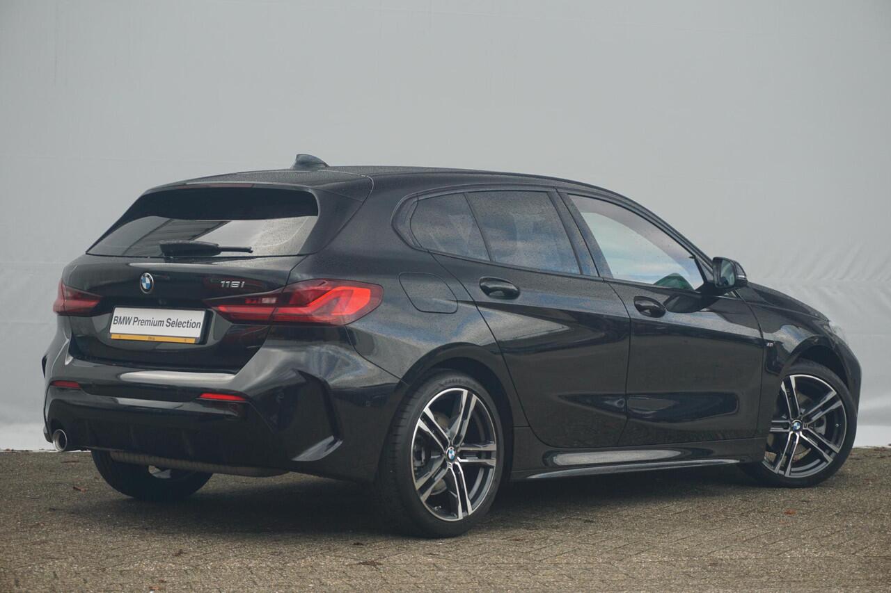 BMW 1-SERIE 118i Executive M Sportpakket 18'' / Stuurwielrand verwarmd / HiFi System / Parking Pack