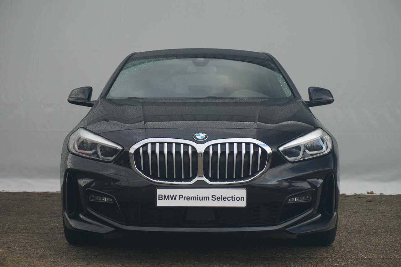BMW 1-SERIE 118i Executive M Sportpakket 18'' / Stuurwielrand verwarmd / HiFi System / Parking Pack