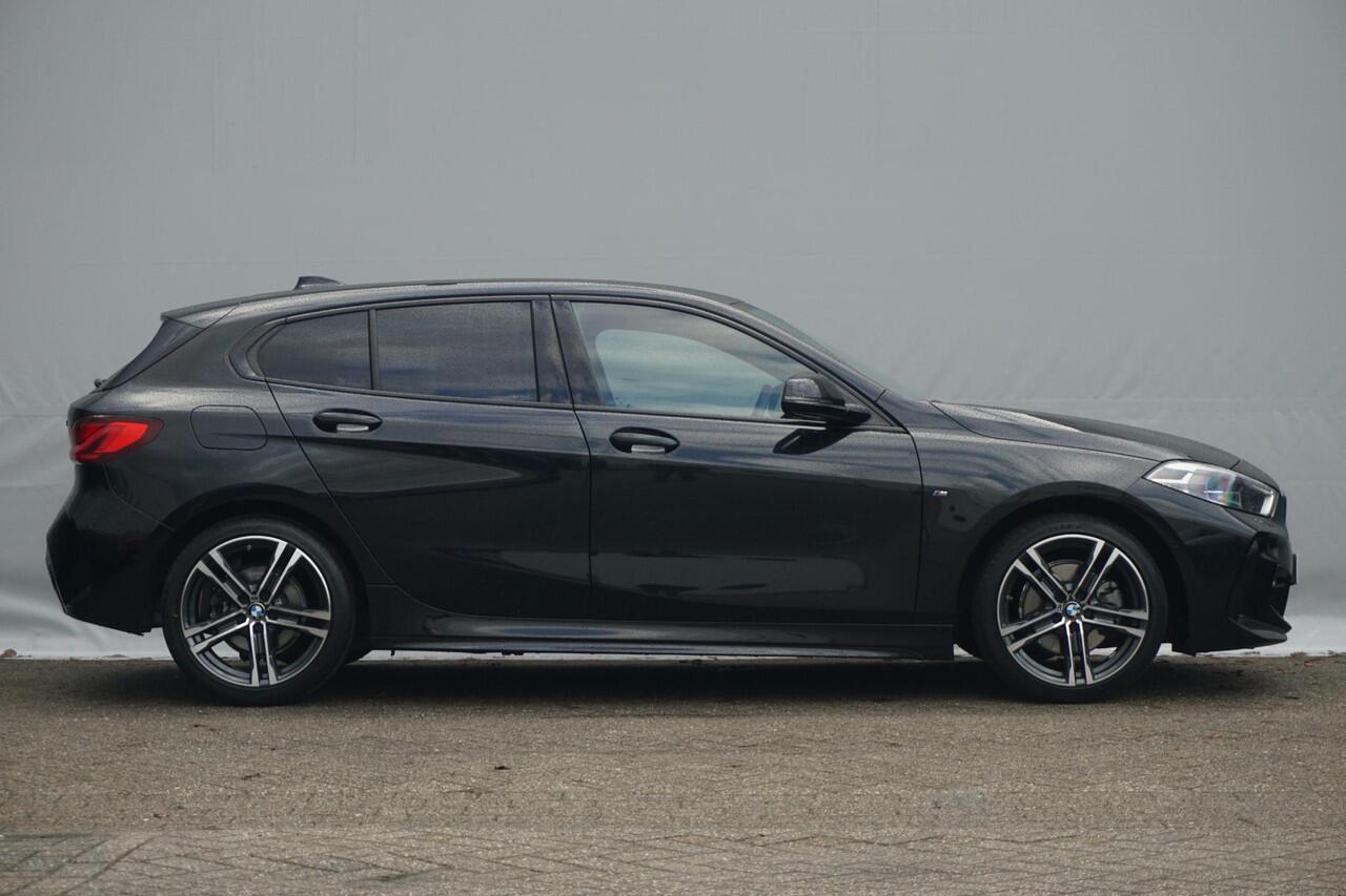 BMW 1-SERIE 118i Executive M Sportpakket 18'' / Stuurwielrand verwarmd / HiFi System / Parking Pack