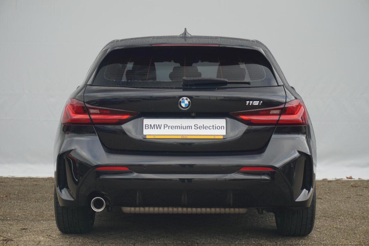 BMW 1-SERIE 118i Executive M Sportpakket 18'' / Stuurwielrand verwarmd / HiFi System / Parking Pack