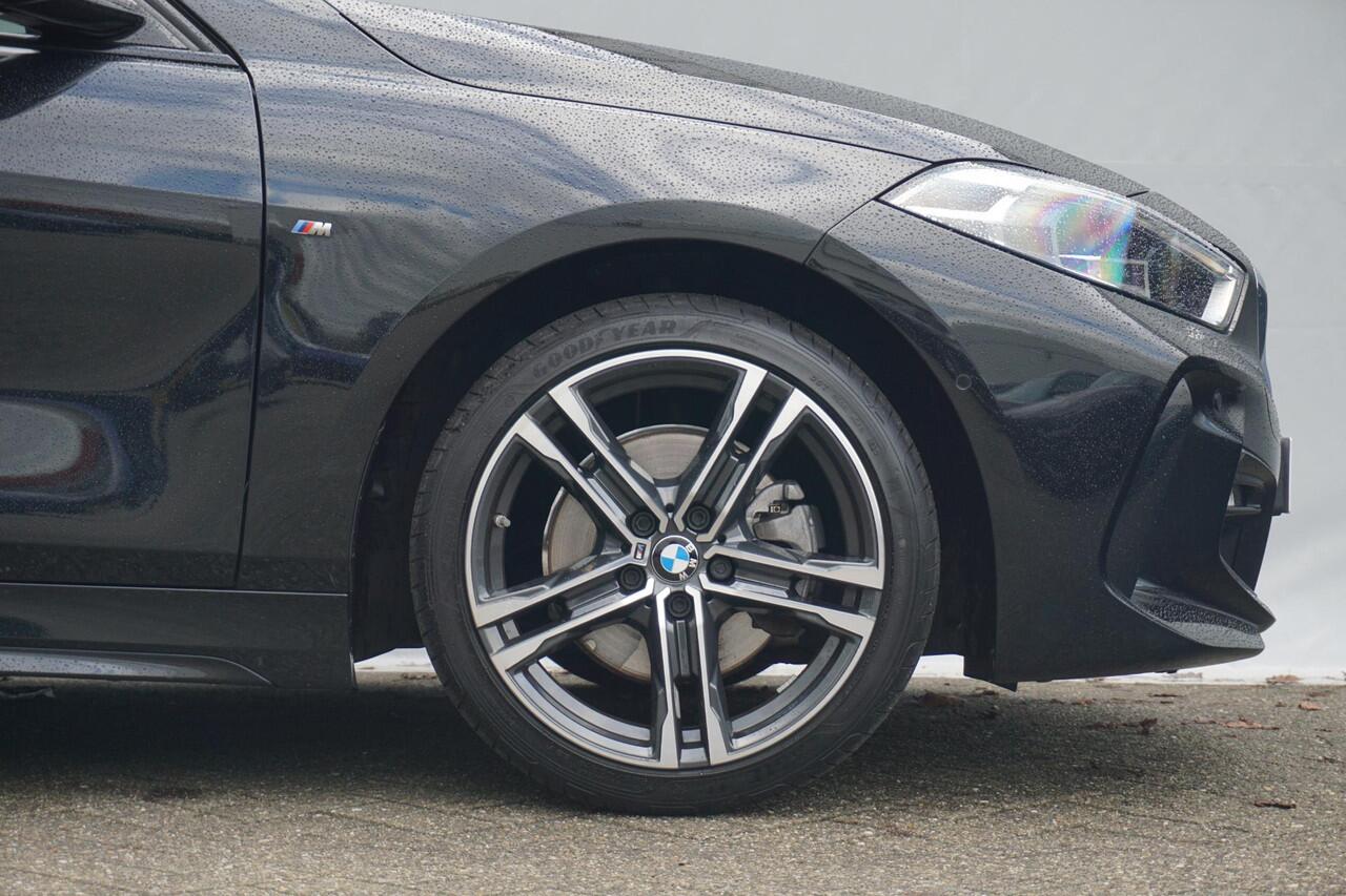 BMW 1-SERIE 118i Executive M Sportpakket 18'' / Stuurwielrand verwarmd / HiFi System / Parking Pack