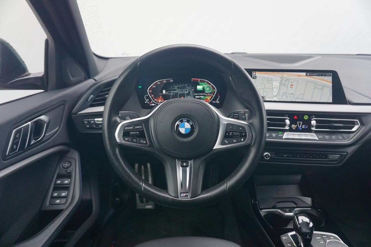 BMW 1-SERIE 118i Executive M Sportpakket 18'' / Stuurwielrand verwarmd / HiFi System / Parking Pack