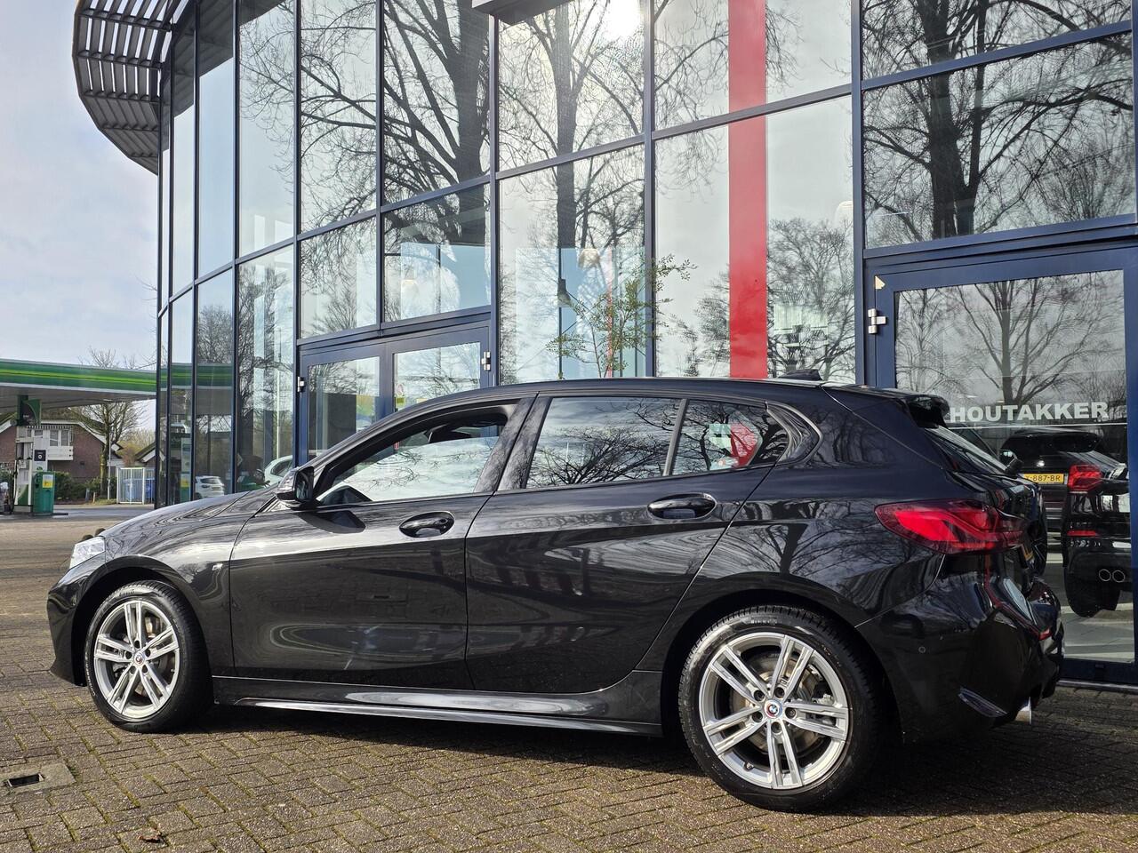 BMW 1-SERIE 120i M-Sport | Navigatie | Sportstoelen | Cruise Control | Apple carplay / Android auto