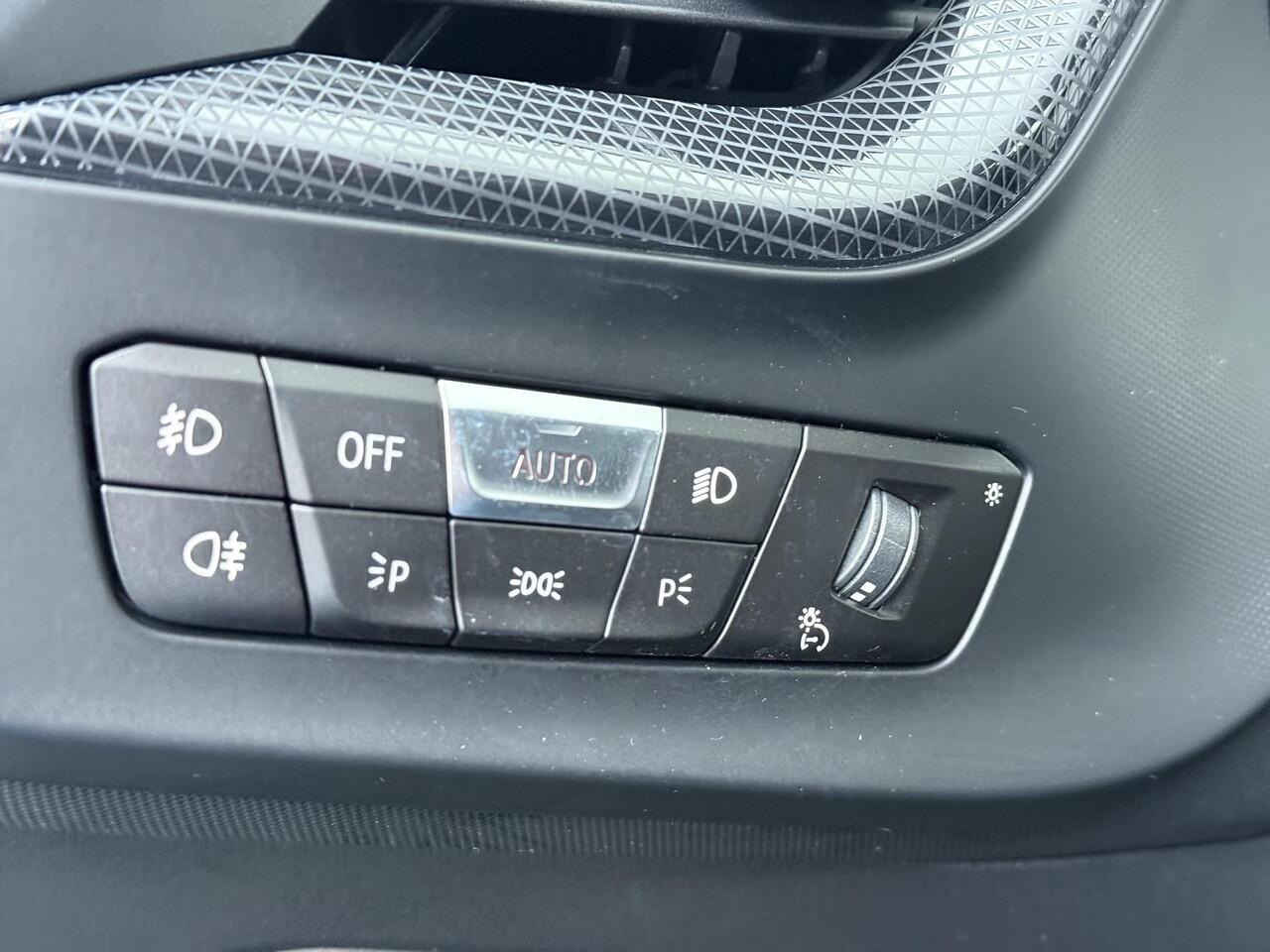 BMW 1-SERIE 118i Business Edition Plus | 136 PK | Automaat | Lederen bekleding | Achteruitrijcamera | Verwarmde voorstoelen | Cruise control |