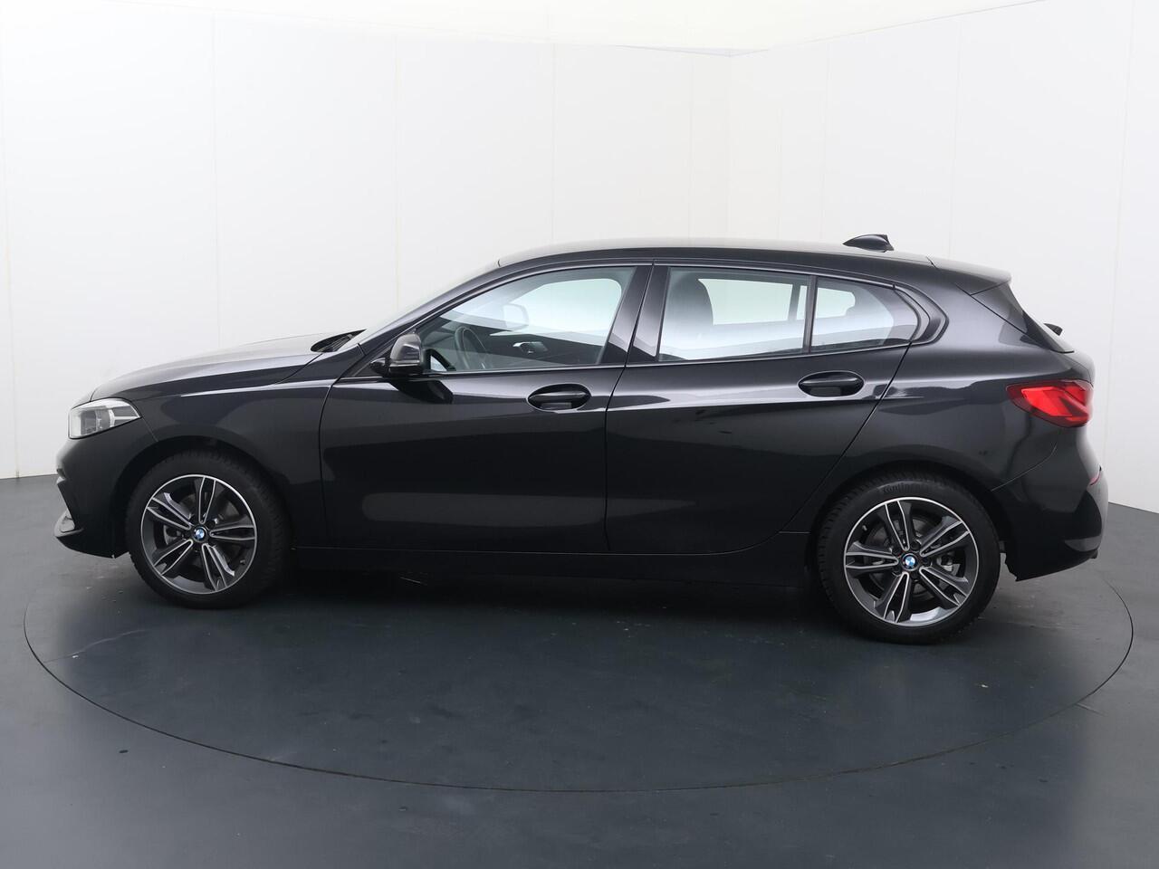 BMW 1-SERIE 118i Business Edition Plus | 136 PK | Automaat | Lederen bekleding | Achteruitrijcamera | Verwarmde voorstoelen | Cruise control |
