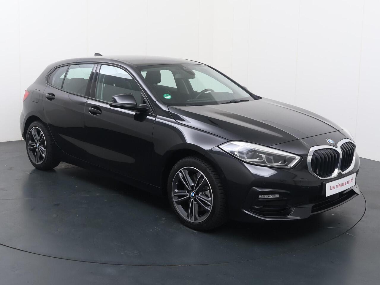 BMW 1-SERIE 118i Business Edition Plus | 136 PK | Automaat | Lederen bekleding | Achteruitrijcamera | Verwarmde voorstoelen | Cruise control |