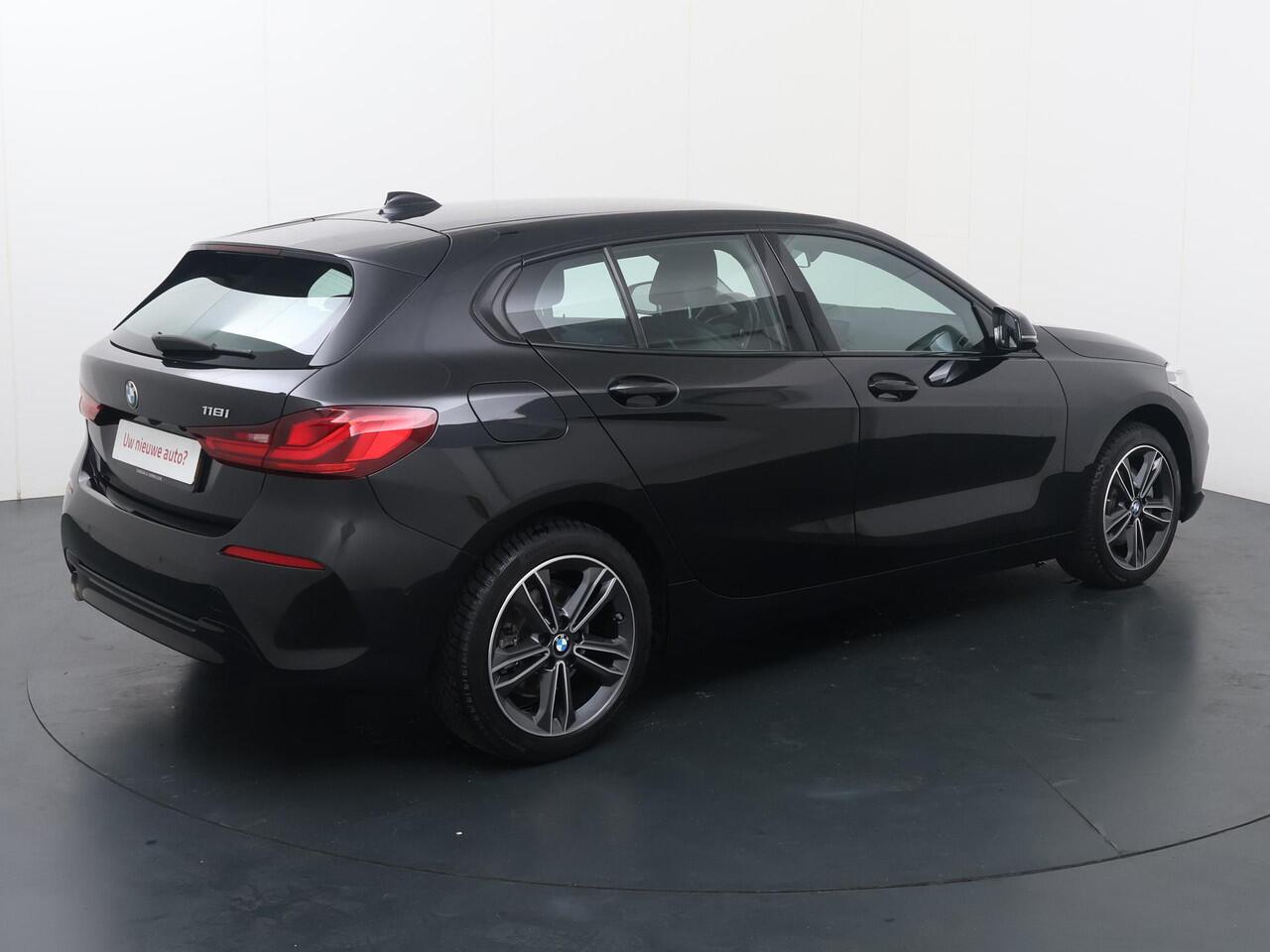 BMW 1-SERIE 118i Business Edition Plus | 136 PK | Automaat | Lederen bekleding | Achteruitrijcamera | Verwarmde voorstoelen | Cruise control |