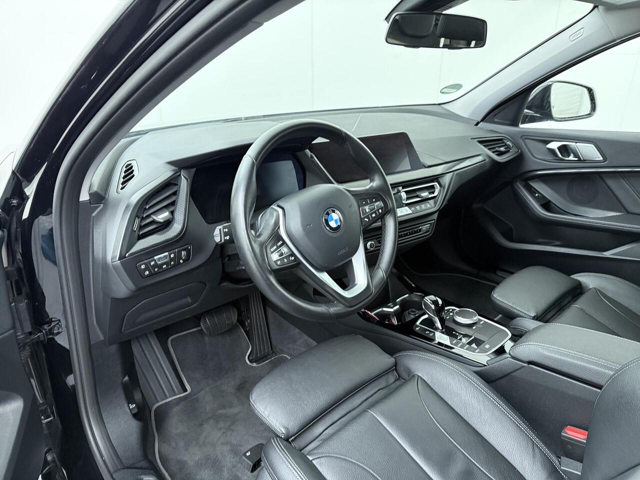 BMW 1-SERIE 118i Business Edition Plus | 136 PK | Automaat | Lederen bekleding | Achteruitrijcamera | Verwarmde voorstoelen | Cruise control |