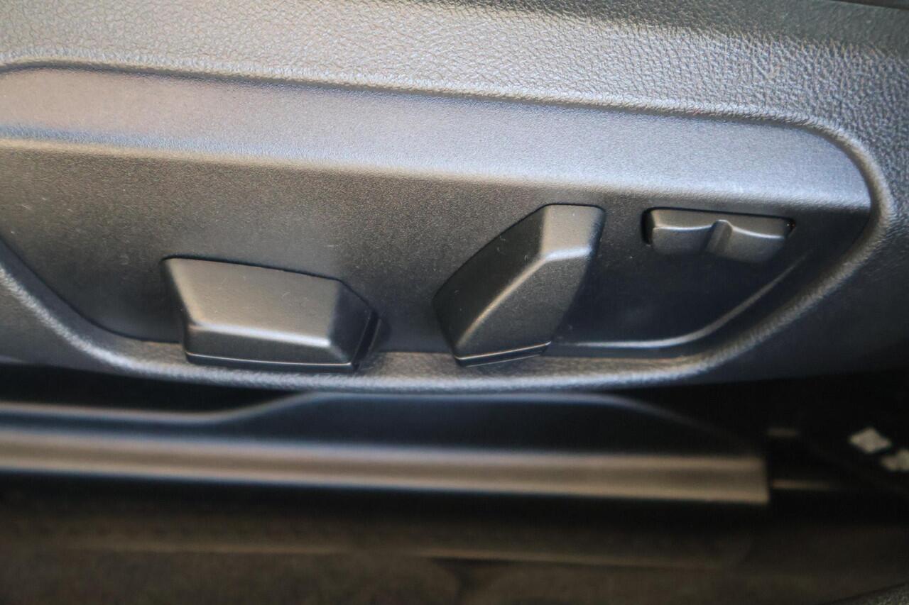 BMW 1-SERIE 120i Executive | M Sport | Driving Assistant | HiFi | elektrisch verstelbare stoel(en) met geheugen