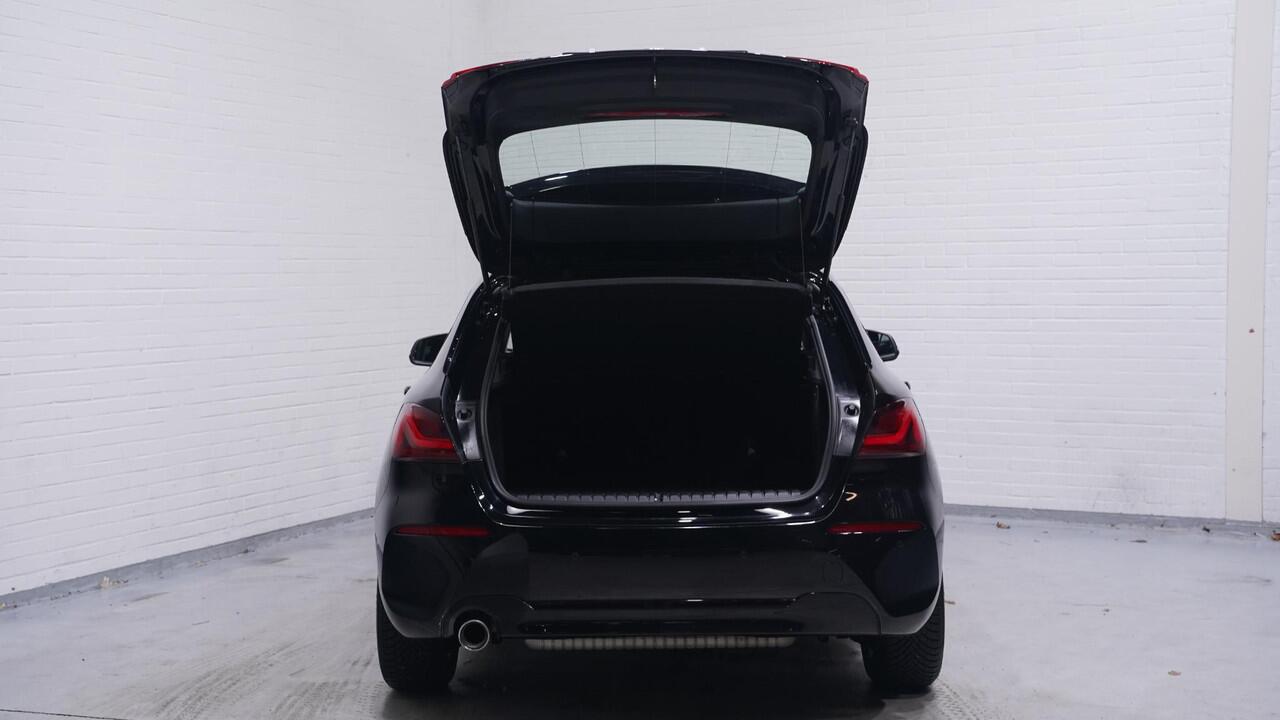 BMW 1-SERIE 118i Advantage Led koplampen Stoelverwarming Apple Carplay Camera Navi