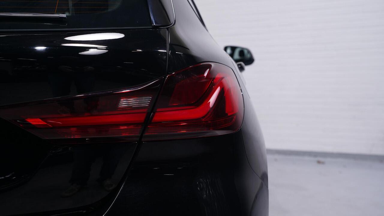 BMW 1-SERIE 118i Advantage Led koplampen Stoelverwarming Apple Carplay Camera Navi