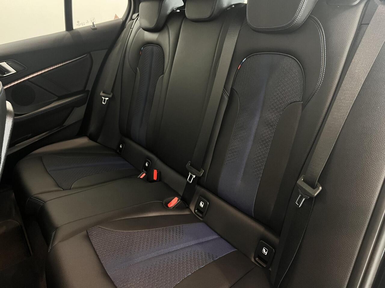 BMW 1-SERIE 118i Business Edition | M Sport | LED | Achteruitrijcamera | Lichtmetalen velgen 17" | Apple Carplay/Android Auto | 1e eigenaar!