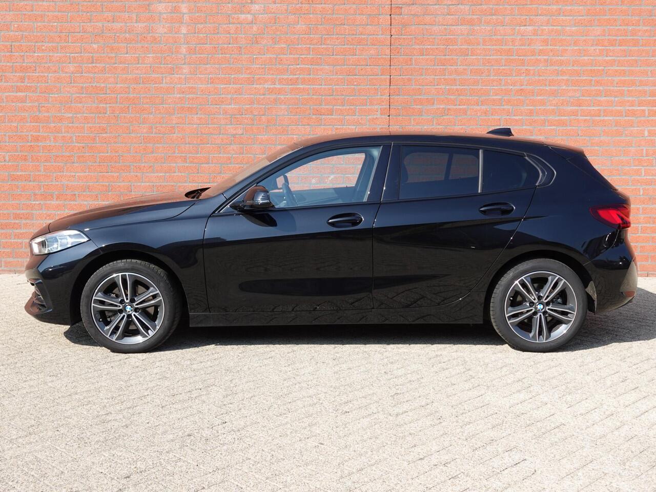 BMW 1-SERIE 118i Introduction Edition Automaat | DEMO ! | Navigatie | Virtual Cockpit | Parkeersensoren | Ledverlichting | HiFi audio | Cruise Control | Climate Control | Getinte ramen