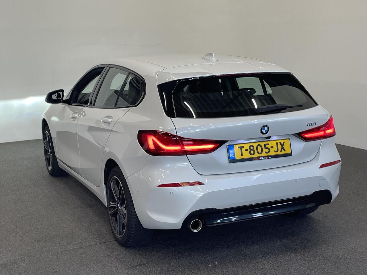 BMW 1-SERIE 118i Sportline Business Edition Aut. Navigatie Apple Carplay/Android Auto Camera Parkeersensoren Cruise Control Virtual Cockpit Sfeerverlichting Ledverlichting Climate Control Lichtmetalen velgen