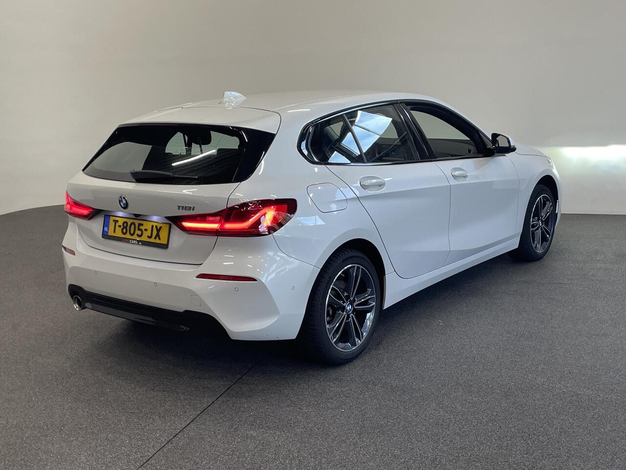 BMW 1-SERIE 118i Sportline Business Edition Aut. Navigatie Apple Carplay/Android Auto Camera Parkeersensoren Cruise Control Virtual Cockpit Sfeerverlichting Ledverlichting Climate Control Lichtmetalen velgen