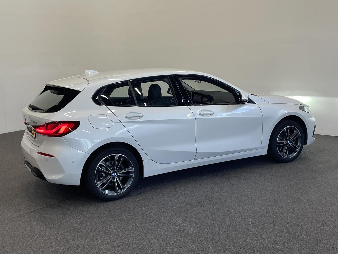 BMW 1-SERIE 118i Sportline Business Edition Aut. Navigatie Apple Carplay/Android Auto Camera Parkeersensoren Cruise Control Virtual Cockpit Sfeerverlichting Ledverlichting Climate Control Lichtmetalen velgen