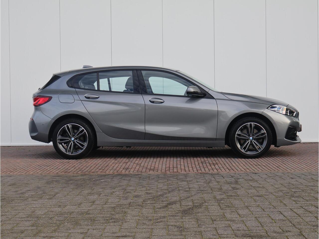 BMW 1-SERIE 118i Introduction Edition Sportline/ Cruise Control/ BMW Live Cockpit Professional/ Lichtpakket/ Sportstoelen/ Achteruitrijcamera
